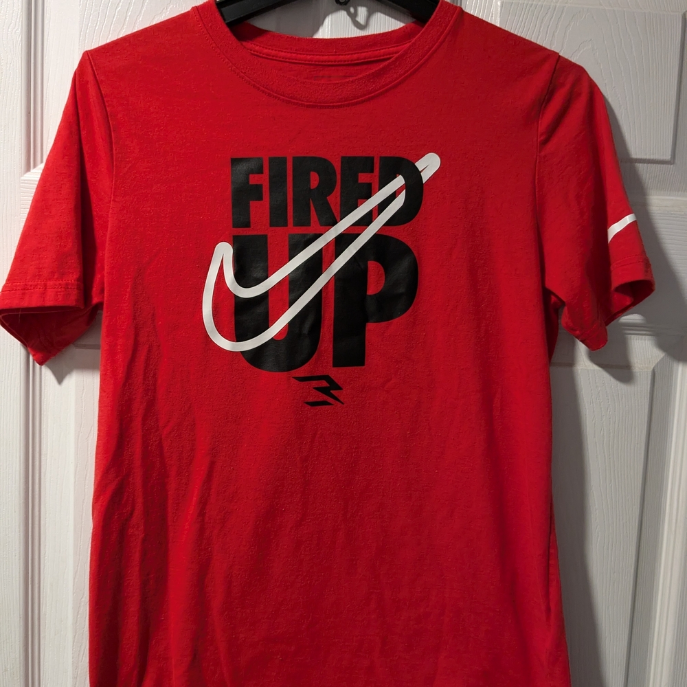 Nike Men's Red Graphic T-Shirt